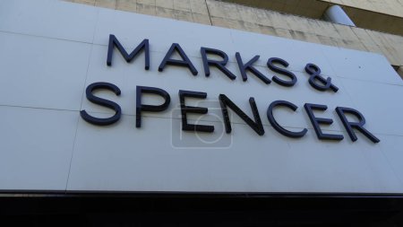 Téléchargez les photos : Une image du nom et du logo des magasins de détail Marks and Spencer opérant désormais dans le monde entier dans les domaines de l'alimentation, de l'habillement . - en image libre de droit
