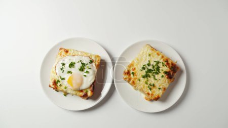 Foto de Caliente francés tradicional Croque madame y croque monsieur sándwiches para el desayuno. Queso derretido y un huevo frito - Imagen libre de derechos