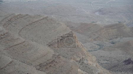 Foto de Vista del amanecer de HaMakhtesh HaGadol el gran cráter, en el desierto del Negev, al sur de Israel. Es una forma geológica de un gran circo de erosión. - Imagen libre de derechos