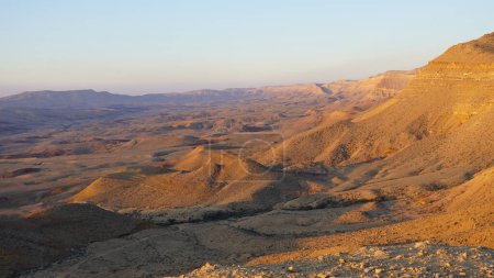 Foto de Vista del amanecer de HaMakhtesh HaGadol el gran cráter, en el desierto del Negev, al sur de Israel. Es una forma geológica de un gran circo de erosión. - Imagen libre de derechos