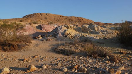 Foto de Arenas de colores en Makhtesh Gadol o Gran Cráter, reserva natural en el desierto de Negev, Israel - Imagen libre de derechos