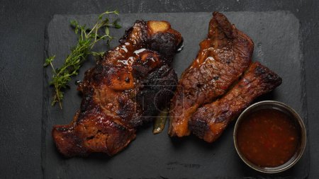 Téléchargez les photos : Steak de veau braisé épicé servi avec sauce - en image libre de droit
