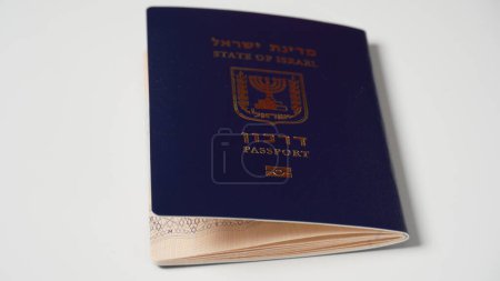Téléchargez les photos : Passeport israélien bleu (darkon). Passeport avec estampillage or Panneau biométrique - en image libre de droit