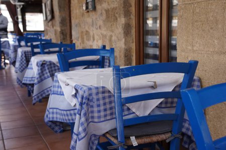 Téléchargez les photos : Restaurant extérieur terrasse. Tables vides et séances sont en attente pour les clients - en image libre de droit