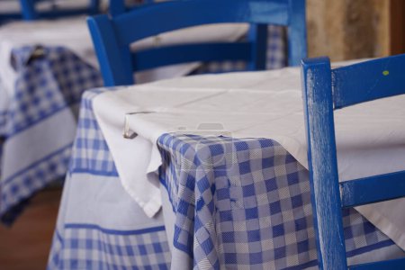 Téléchargez les photos : Restaurant extérieur terrasse. Tables vides et séances sont en attente pour les clients - en image libre de droit