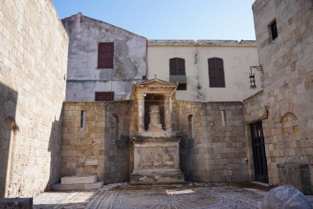 Téléchargez les photos : Artefacts anciens et historiques dans la cour du musée archéologique. Rhodes, Grèce. - en image libre de droit