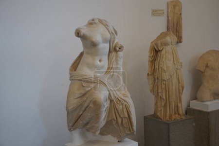 Téléchargez les photos : Sculpture d'une femme. Ancien artefact grec du Musée archéologique. Rhodes, Grèce. - en image libre de droit