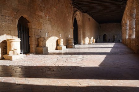 Téléchargez les photos : L'intérieur du musée archéologique sur l'île de Rhodes. Cour avec voûtes en pierre. Vieille ville de Rhodes, Grèce - en image libre de droit