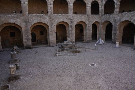 Téléchargez les photos : Cour intérieure du musée archéologique. Vieille ville de Rhodes, Grèce - en image libre de droit