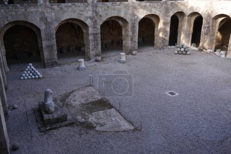 Téléchargez les photos : Cour intérieure du musée archéologique. Vieille ville de Rhodes, Grèce - en image libre de droit