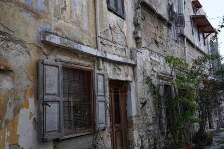 Mittelalterliche Gassen und alte zerstörte Häuser in der Altstadt von Rhodos, Griechenland
