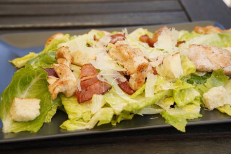 Caesar Salat mit Hühnerfilet, Croutons, Parmesan-Käse, Joghurt-Mayonnaise-Sauce, traditionelle italienische Küche