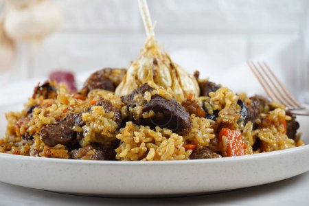 Foto de El plato nacional saudí de carne de vacuno kabsa con arroz, comida árabe occidental, comida yemení. carne de res con arroz. - Imagen libre de derechos