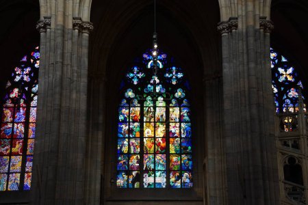 Téléchargez les photos : Cathédrale St Vitus, Prague, République tchèque - 9 juillet 2023 : L'intérieur de la cathédrale et les magnifiques vitraux. Cathédrale de Saint-Vitus - en image libre de droit