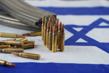 Munition aus der Waffe. Kugeln und Zeitschriften. Lend-Lease Konzept. Armeekonzept. Israelische Flagge im Hintergrund.