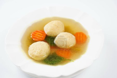 Caldo de pollo judío con kneidlach (bolas hechas con comida de matzo). Sopa de bolas Matzo