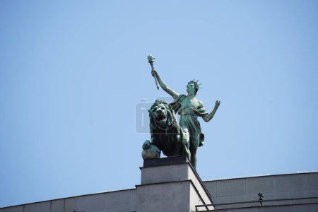 Foto de Escultura en la parte superior del edificio del banco de la gente checa - Praga, República Checa - Imagen libre de derechos