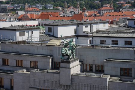 Foto de Escultura en la parte superior del edificio del banco de la gente checa - Praga, República Checa - Imagen libre de derechos