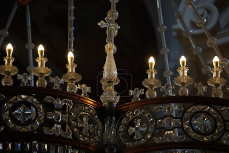 Lámpara de araña en la iglesia de San Nicolás, Praga, Bohemia, República Checa