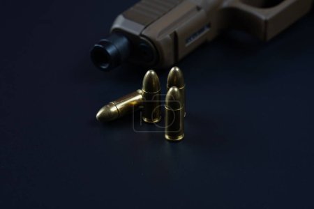 Foto de Cartuchos de 9 mm para Glock 19X 9MM pistola semi-automática roscado supresor de barril - Imagen libre de derechos