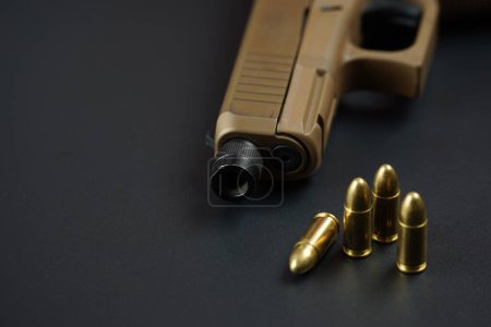 Foto de Cartuchos de 9 mm para Glock 19X 9MM pistola semi-automática roscado supresor de barril - Imagen libre de derechos