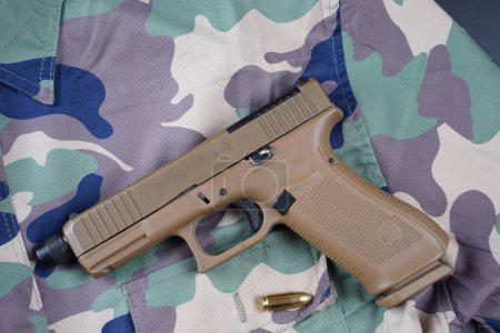 Foto de Glock 19X 9MM pistola semi-automática roscado supresor de barril - Imagen libre de derechos