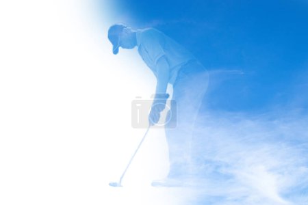 Téléchargez les photos : Double exposition du club de tenue de joueur de golf avec ciel bleu - en image libre de droit