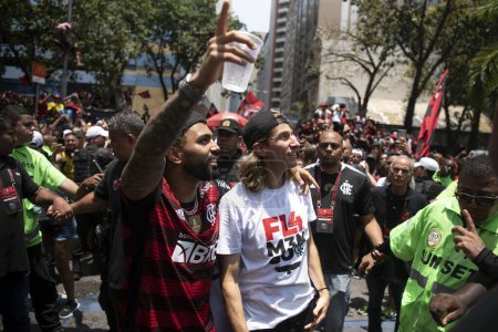 Téléchargez les photos : Rio de Janeiro (RJ), 13.11.2022 - Célébration des joueurs de Flamengo pour les titres Copa do Brasil et Libertadores dans les rues du centre-ville de Rio de Janeiro. - en image libre de droit