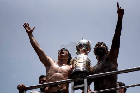 Téléchargez les photos : Rio de Janeiro (RJ), 13.11.2022 - Célébration des joueurs de Flamengo pour les titres Copa do Brasil et Libertadores dans les rues du centre-ville de Rio de Janeiro. - en image libre de droit
