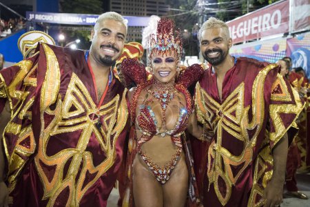 Foto de Río de Janeiro, RJ, Brasil - 09 de marzo de 2019: Carnaval de Río 2019. Desfile de las escuelas campeonas del Grupo Especial de Carnaval en Río de Janeiro - Imagen libre de derechos
