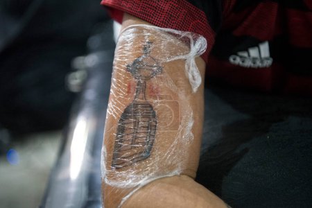 Foto de Río de Janeiro, Brasil - 10 de enero de 2020: 8ª edición de la Semana del Tatuaje Río, considerado el mayor evento de tatuajes del mundo en el Sulamerica Convention Center, en el barrio de New City de Río de Janeiro - Imagen libre de derechos