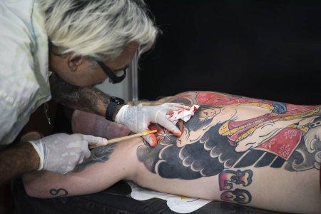 Foto de Río de Janeiro, Brasil - 10 de enero de 2020: 8ª edición de la Semana del Tatuaje Río, considerado el mayor evento de tatuajes del mundo en el Sulamerica Convention Center, en el barrio de New City de Río de Janeiro - Imagen libre de derechos