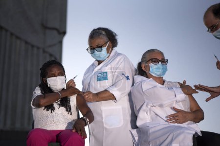 Téléchargez les photos : Rio de Janeiro, Brésil - 18 janvier 2021 : Première application du vaccin CoronaVac dans la ville de Rio de Janeiro tenue à Cristo Redentor - en image libre de droit