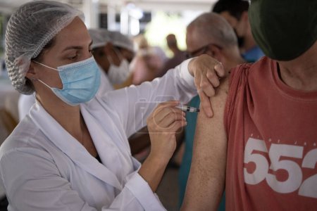 Foto de Río de Janeiro, Brasil - 19 de marzo de 2021: Hombres a partir de 75 años fueron vacunados con CoronaVac en el Campus UERJ de Maracán, zona norte de Río de Janeiro. - Imagen libre de derechos