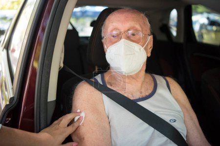 Téléchargez les photos : Rio de Janeiro, Brésil - 04 février 2021 : L'UERJ étend les soins pour la vaccination en voiture des personnes âgées contre la Covid-19 sur le campus de Maracan. Personnes à partir de 92 ans - en image libre de droit