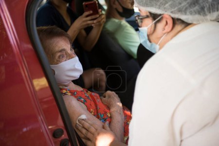 Téléchargez les photos : Rio de Janeiro, Brésil - 04 février 2021 : L'UERJ étend les soins pour la vaccination en voiture des personnes âgées contre la Covid-19 sur le campus de Maracan. Personnes à partir de 92 ans - en image libre de droit