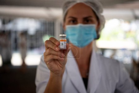 Téléchargez les photos : Rio de Janeiro, Brésil - 19 mars 2021 : Des hommes à partir de 75 ans ont été vaccinés avec CoronaVac au Campus UERJ Maracan, zone nord de Rio de Janeiro.Combattre le coronavirus - en image libre de droit