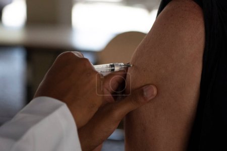 Téléchargez les photos : Rio de Janeiro, Brésil - 19 mars 2021 : Des hommes à partir de 75 ans ont été vaccinés avec CoronaVac au Campus UERJ Maracan, zone nord de Rio de Janeiro.Combattre le coronavirus - en image libre de droit