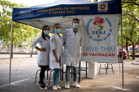 Foto de Río de Janeiro, Brasil - 04 de febrero de 2021: La UERJ amplía la atención a la vacunación de las personas mayores contra Covid-19 en el campus de Maracán. Personas de 92 años - Imagen libre de derechos