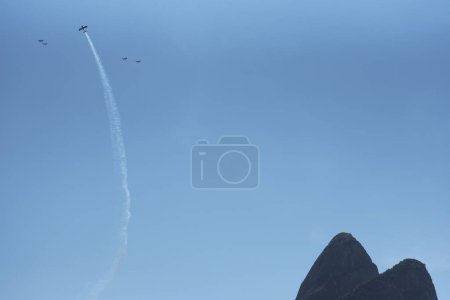 Foto de Rio de Janeiro, RJ, Brasil, 31 de diciembre de 2020: Presentación del escuadrón aéreo en la playa de ipanema en rio de janeiro. - Imagen libre de derechos