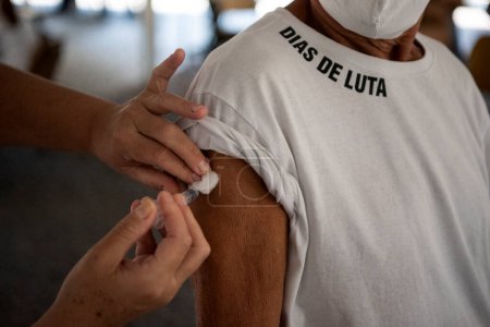 Foto de Río de Janeiro, Brasil - 19 de marzo de 2021: Hombres a partir de 75 años fueron vacunados con CoronaVac en el Campus UERJ de Maracán, zona norte de Río de Janeiro. - Imagen libre de derechos