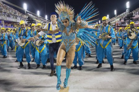 Foto de Río de Janeiro, Brasil - 24 de febrero de 2020: Carnaval de Río 2020. Desfile de Escuelas de Samba en Río de Janeiro. - Imagen libre de derechos