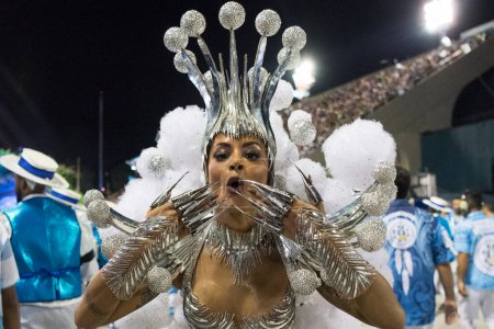 Téléchargez les photos : Rio de Janeiro, Brésil - 24 février 2020 : Aline Riscado. Carnaval de Rio 2020. Parade des écoles de Samba à Rio de Janeiro. - en image libre de droit