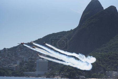 Foto de Rio de Janeiro, RJ, Brasil, 31 de diciembre de 2020: Presentación del escuadrón aéreo en la playa de ipanema en rio de janeiro. - Imagen libre de derechos