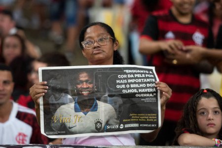 Foto de RIO DE JANEIRO - 16TH, MAY, 2023: Multitud apoyando a Vini Jr. Partido entre Flamengo x Cruzeiro. Campeonato Brasileño en Maracana. - Imagen libre de derechos