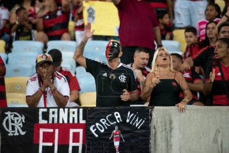 Foto de Río de Janeiro, Brasil - 16 de mayo de 2023: Protesta contra el racismo en el fútbol. Partido entre Flamengo y Cruzeiro por el Campeonato Brasileño en Maracán. - Imagen libre de derechos