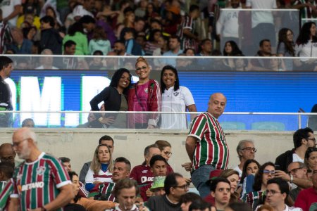 Foto de Rio de Janeiro (RJ), 29.07.2023 - Gente en el estadio. Partido entre Fluminense x Santos en Maracana por el Campeonato Brasileño. - Imagen libre de derechos