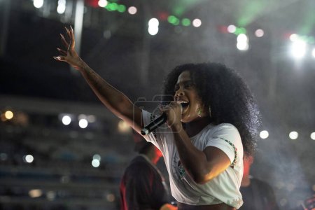 Foto de Río de Janeiro, Río de Janeiro, Brasil - 22 de noviembre de 2023. Cantante Marvila en Maracana. Fluminense x Sao Paulo - Campeonato Brasileiro. - Imagen libre de derechos