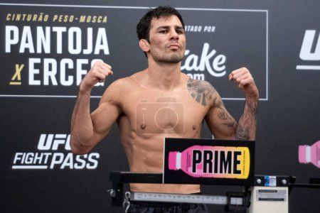 Téléchargez les photos : Rio de Janeiro (RJ), 03 / 05 / 2024 - UFC301 : PESAGEM OFICIAL - Le chasseur Alexandre Pantoja au pesage officiel de l'UFC 301 - PANTOJA x ERCEG à l'hôtel Windsor Marapendi. - en image libre de droit