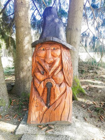 Téléchargez les photos : Journée ensoleillée du printemps dans les montagnes du Harz, sculpture en bois dans le parc national dans le nord de l'Allemagne - en image libre de droit